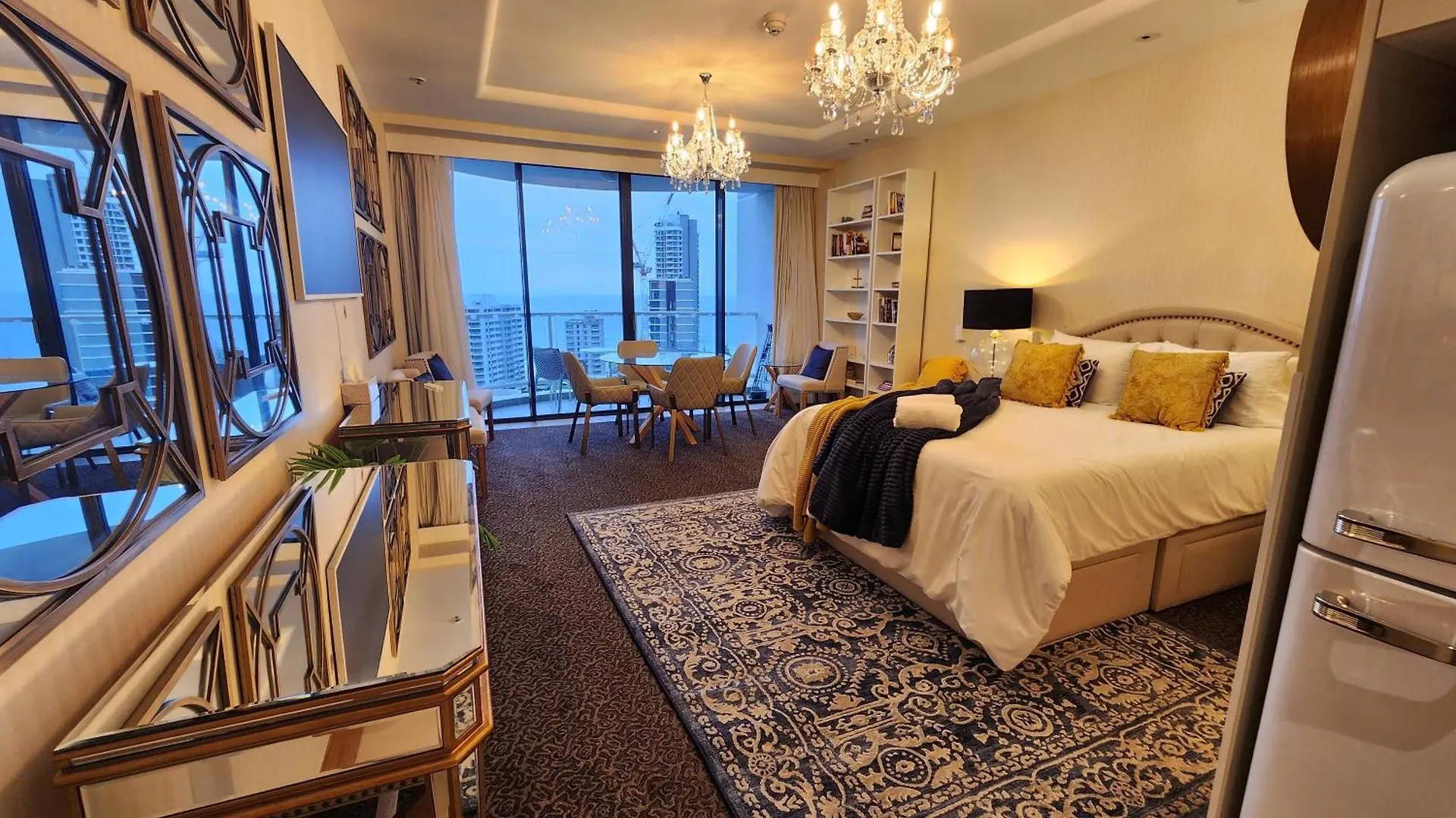 Deluxe Private Apartment And Studio - Ocean Views Gold Coast